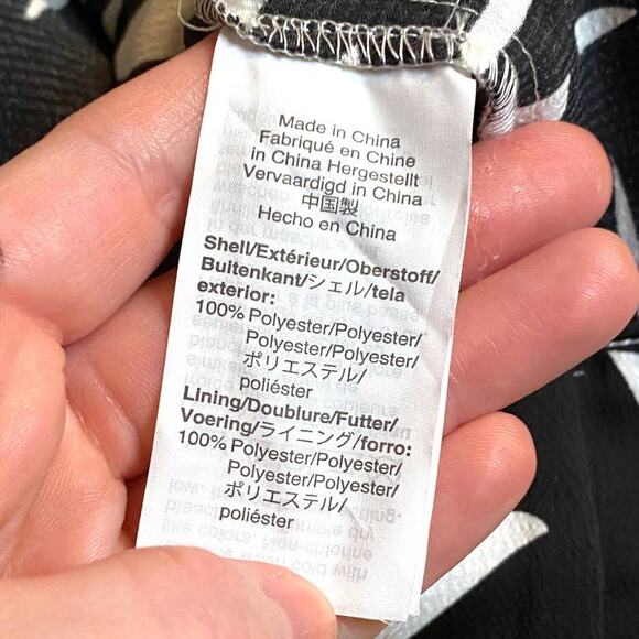 J. Crew 365 Abstract Black & White Cropped Faux Silk Blouse Size 4 - Picture 9 of 10